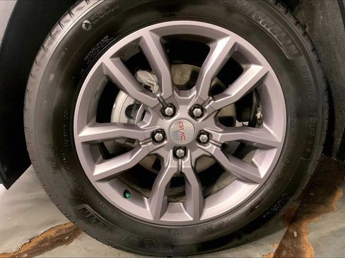 Used 2024 GMC Terrain SLT AWD/4WD image 9