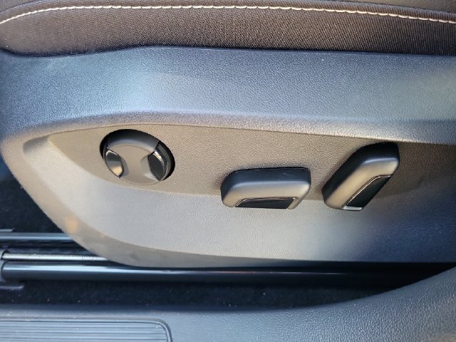 Certified 2024 Volkswagen Taos SE w/ Panoramic Sunroof Package FWD image 18