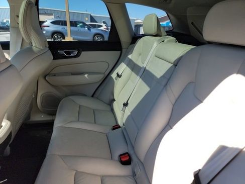 Used 2021 Volvo XC60 T5 Momentum image 26