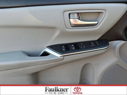 Used 2017 Toyota Camry SE image 12