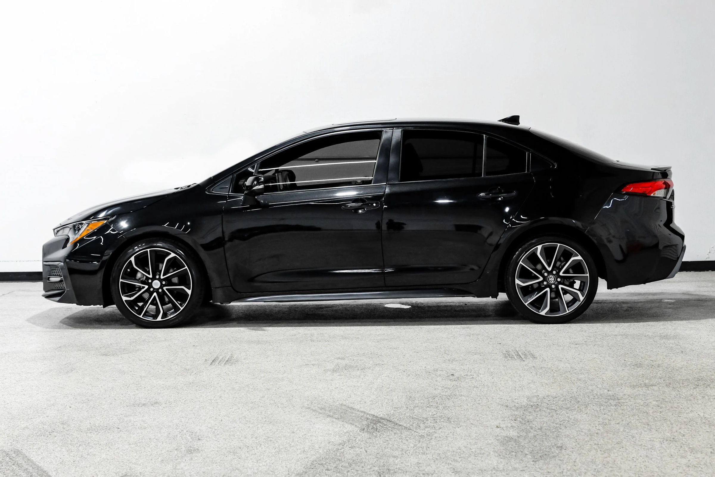 Used 2020 Toyota Corolla XSE FWD image 9