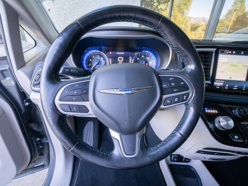 Used 2021 Chrysler Pacifica Touring-L w/ Uconnect Theater Family Group FWD image 13