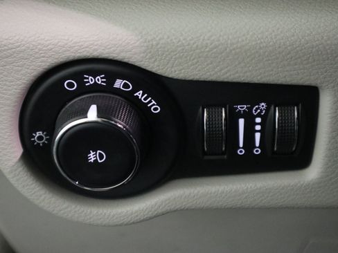 Used 2023 Chrysler Pacifica Touring-L FWD image 34