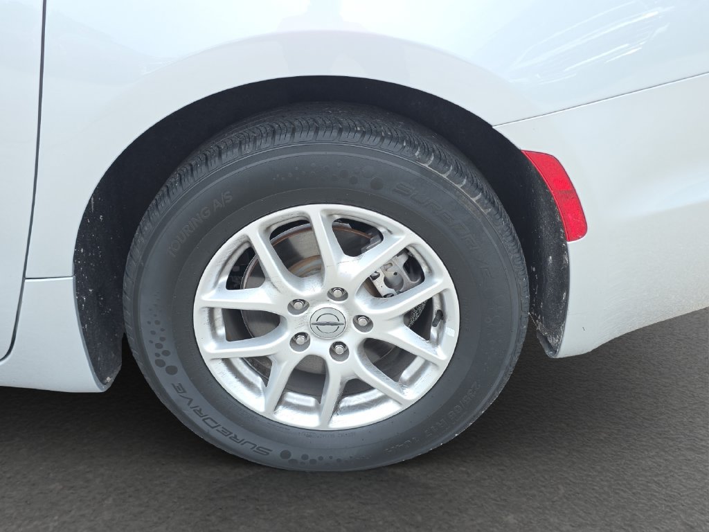 Used 2024 Chrysler Pacifica Touring-L FWD image 5