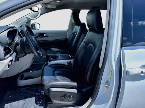 Used 2023 Chrysler Pacifica Touring-L FWD image 19