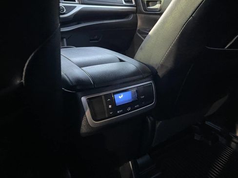 Used 2019 Toyota Highlander SE image 25