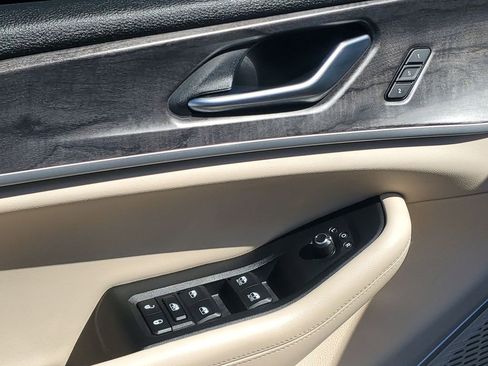 Used 2022 Jeep Grand Cherokee Limited w/ Luxury Tech Group II image 46