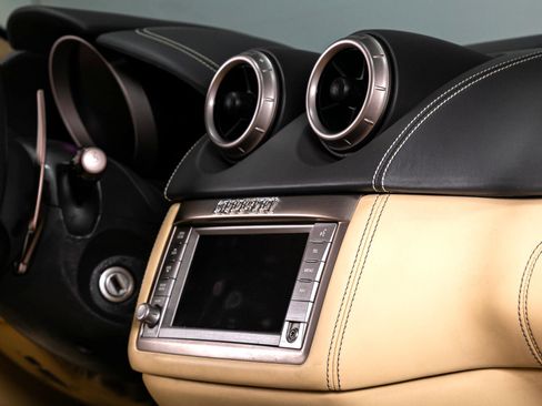 Used 2011 Ferrari California image 33