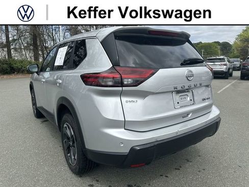 Used 2024 Nissan Rogue SV AWD/4WD image 3