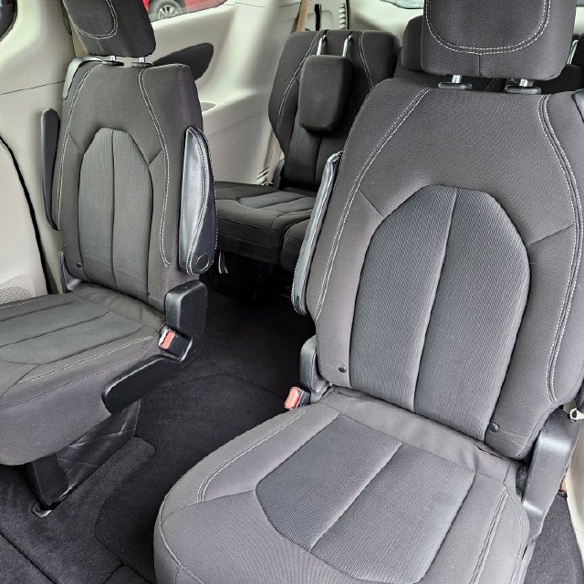 Used 2022 Chrysler Voyager LX FWD image 19