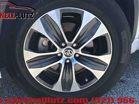 Used 2022 Toyota Highlander XLE FWD image 2