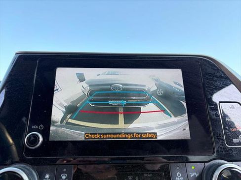 Certified 2023 Toyota Highlander XLE AWD/4WD image 8