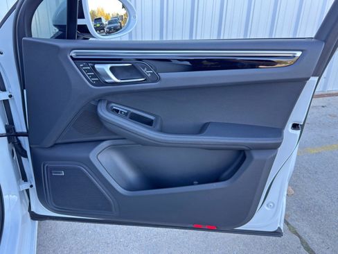 Used 2023 Porsche Macan image 46