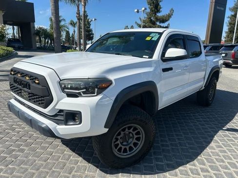Used 2019 Toyota Tacoma TRD Off-Road w/ Technology Package AWD/4WD image 2