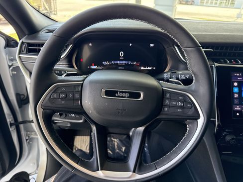 Used 2024 Jeep Grand Cherokee Altitude image 17