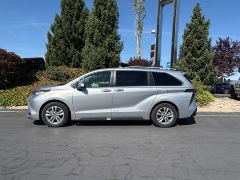 Used 2022 Toyota Sienna Limited AWD/4WD image 3
