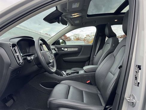 Certified 2025 Volvo XC40 B5 Plus image 13
