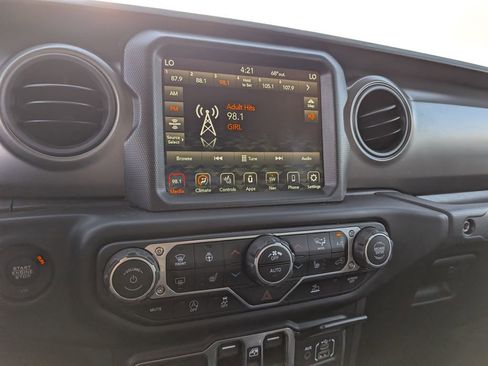 Used 2022 Jeep Gladiator Willys image 18