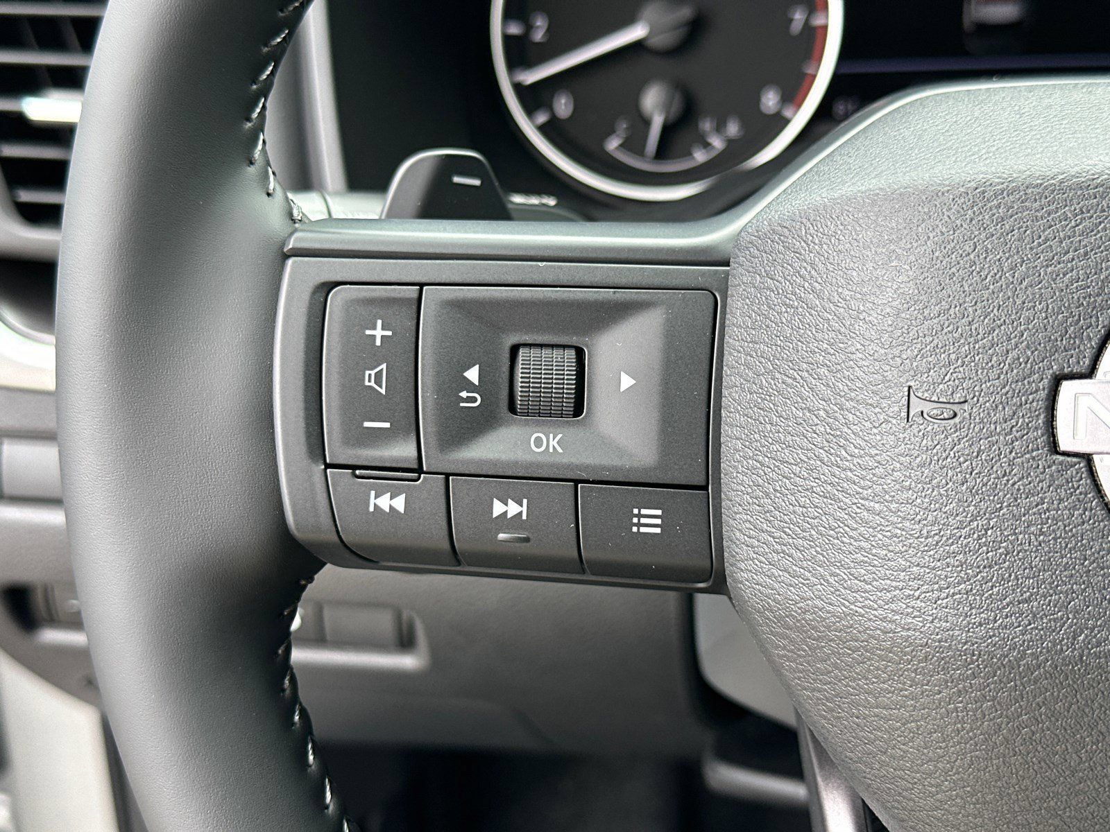 Used 2025 Nissan Rogue SV FWD image 27