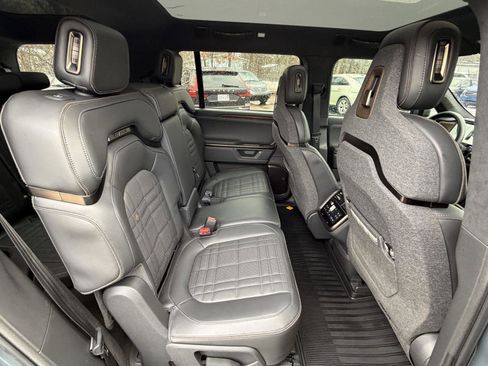 Used 2025 Rivian R1S Premium image 28