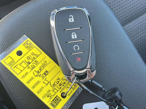 Used 2025 Chevrolet Trax LT w/ LT Convenience Package FWD image 35
