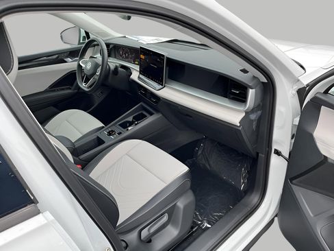 Used 2025 Volkswagen Tiguan SE image 10