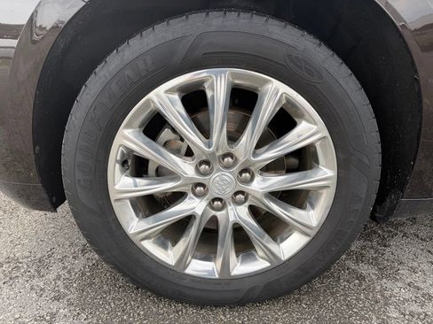 Used 2018 Buick Enclave Essence AWD/4WD image 11