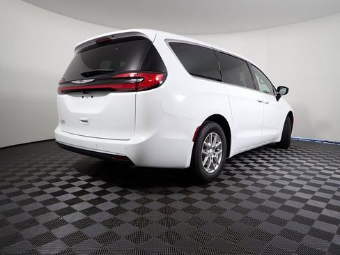 New 2026 Chrysler Pacifica Select image 17
