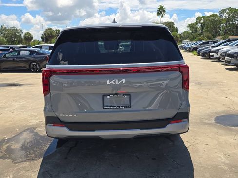 New 2027 Kia Carnival LX FWD image 7