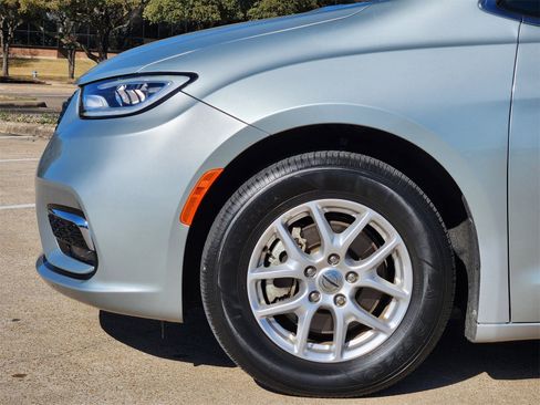 Used 2024 Chrysler Pacifica Touring-L image 9