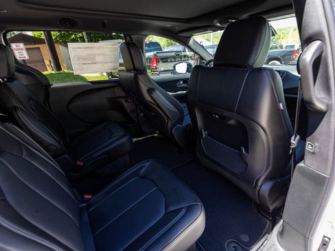 New 2027 Chrysler Pacifica Select FWD image 26