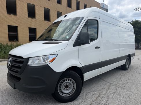 Used 2021 Mercedes-Benz Sprinter 2500 image 2