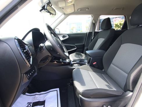 Used 2025 Kia Soul S FWD image 6
