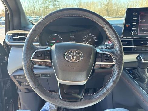 Used 2024 Toyota Sienna XSE image 28