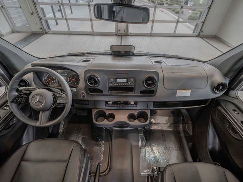 Used 2025 Mercedes-Benz Sprinter 3500 image 7