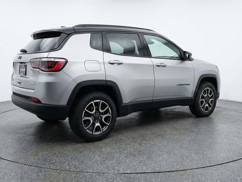 Used 2025 Jeep Compass Trailhawk AWD/4WD image 9
