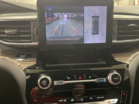 Used 2023 Ford Explorer Limited image 19