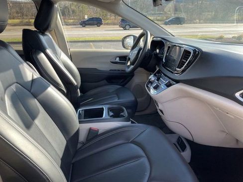 Used 2023 Chrysler Pacifica Touring-L image 8