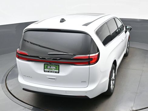 New 2027 Chrysler Pacifica Select AWD/4WD image 25