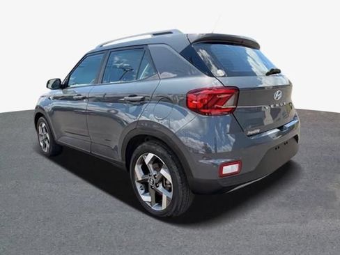 Used 2025 Hyundai Venue SEL FWD image 2