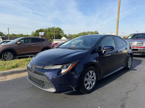 Used 2022 Toyota Corolla LE image 3