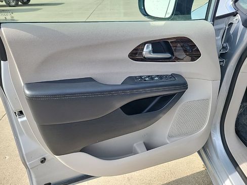 Used 2023 Chrysler Pacifica Limited FWD image 24