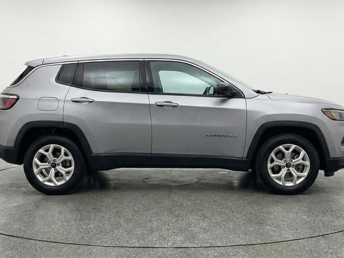 Used 2025 Jeep Compass Latitude image 11