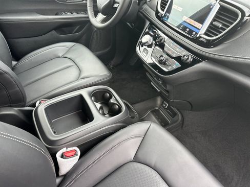 New 2026 Chrysler Pacifica Select w/ S Appearance Package image 17