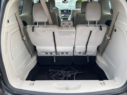 Certified 2018 Chrysler Pacifica Touring-L image 10