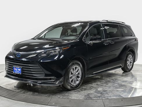 Used 2025 Toyota Sienna LE w/ LE Plus Package image 1