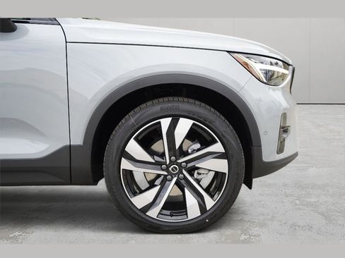 New 2025 Volvo XC40 B5 Plus w/ Climate Package image 3