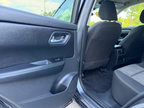 Used 2025 Nissan Rogue SV FWD image 40