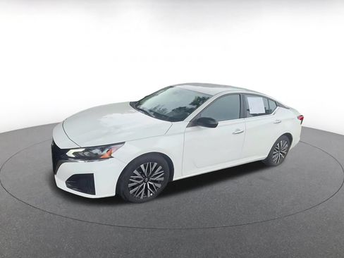 Used 2025 Nissan Altima 2.5 SV FWD image 6