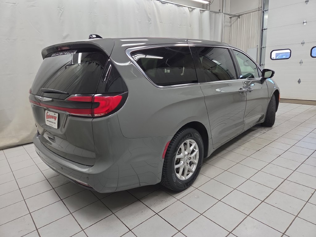 Used 2025 Chrysler Pacifica Select FWD image 4
